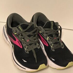 Brooks Size 8 Guardrails‎